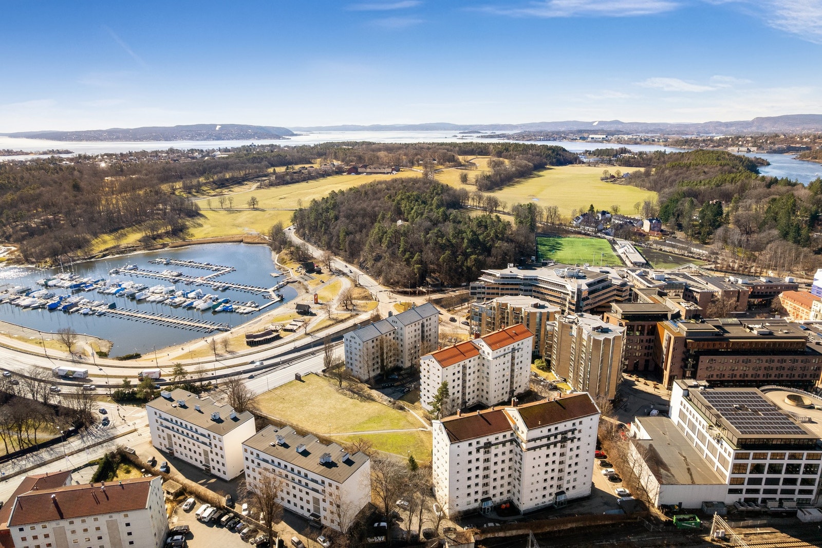 Fra balkongen kan man følge med på sjø- og båtlivet i Frognerkilen og utover hyggelige grøntarealer. Galleribilde