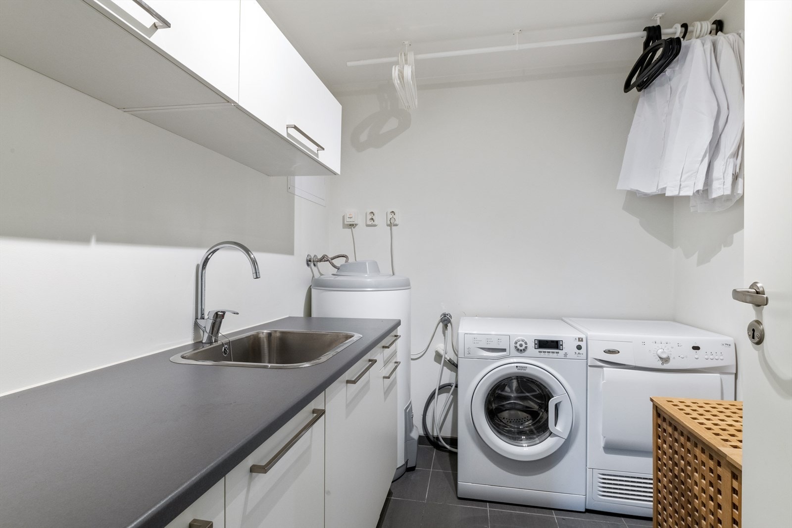 Vaskerommet er utstyrt med benker, skap, utslagsvask med ett-greps blandebatteri og opplegg for vaskemaskin. Galleribilde