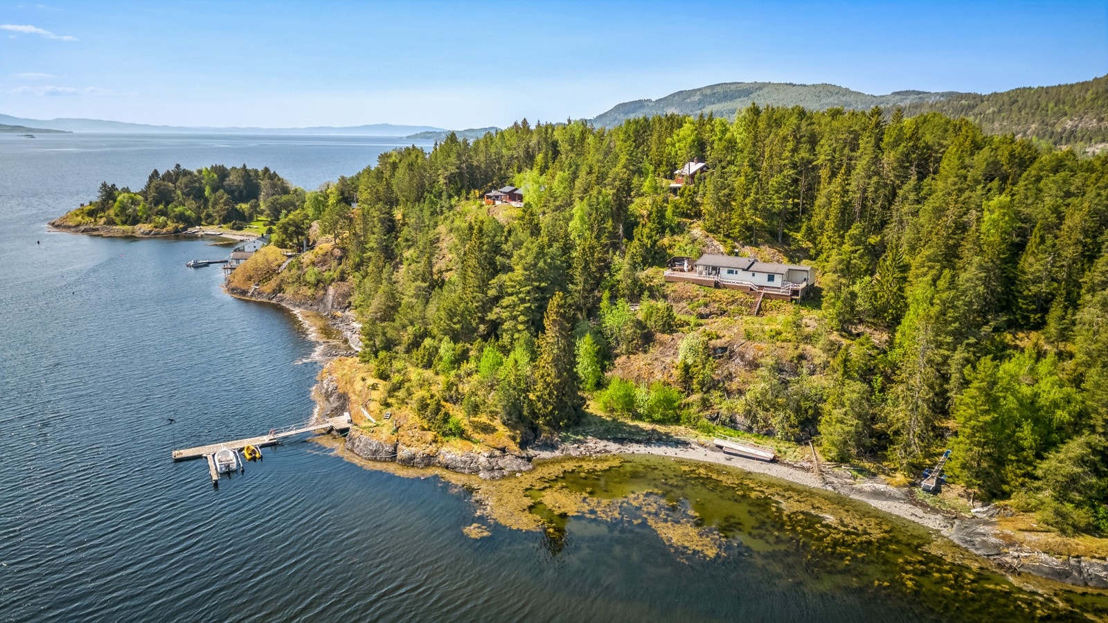 Hoøya ligger innerst i Åsenfjord, i et naturskjønt og idyllisk område. Ta kontakt med megler for å avtale visning! Galleribilde