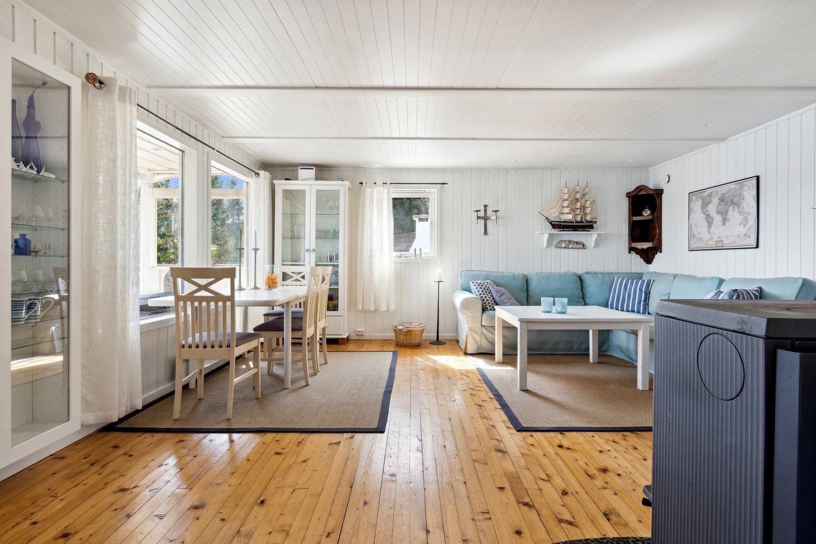 Store vinduer slipper inn mye naturlig lys som gjør dette til et hyggelig oppholdsrom. Galleribilde