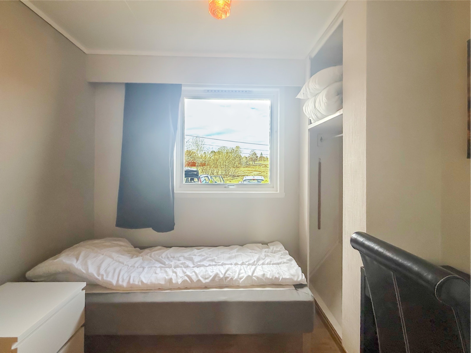 Soverom II
Her følger seng, nattbord og pult med stol Galleribilde