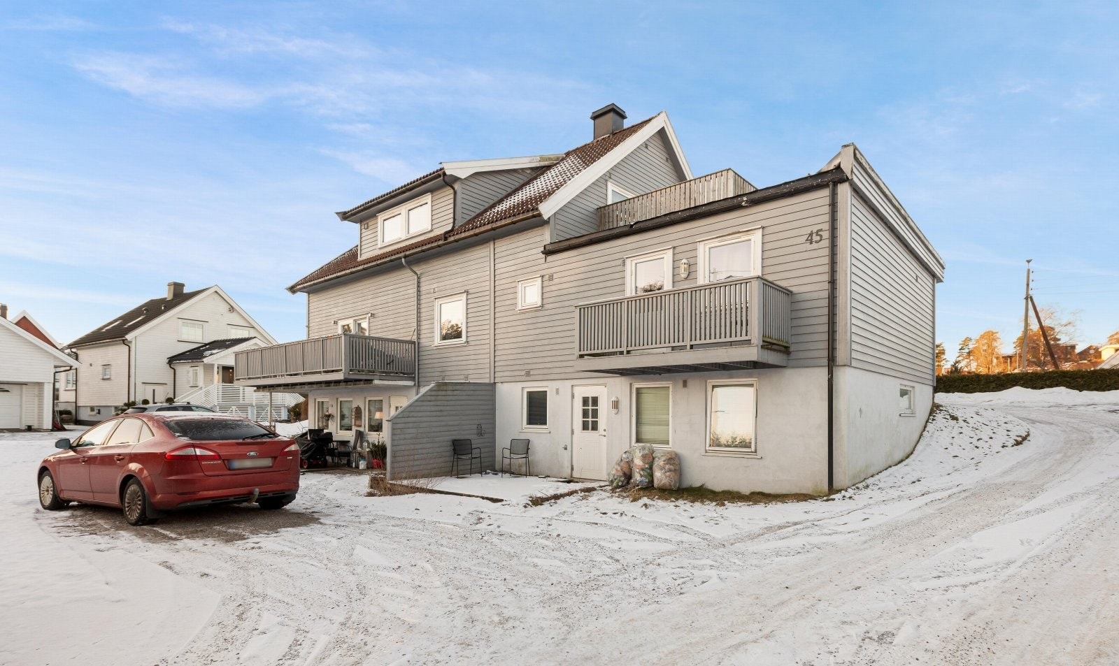 På oppsiden av huset har leilighetene i 1. og 2.etasje god plass til parkering før de går inn Galleribilde