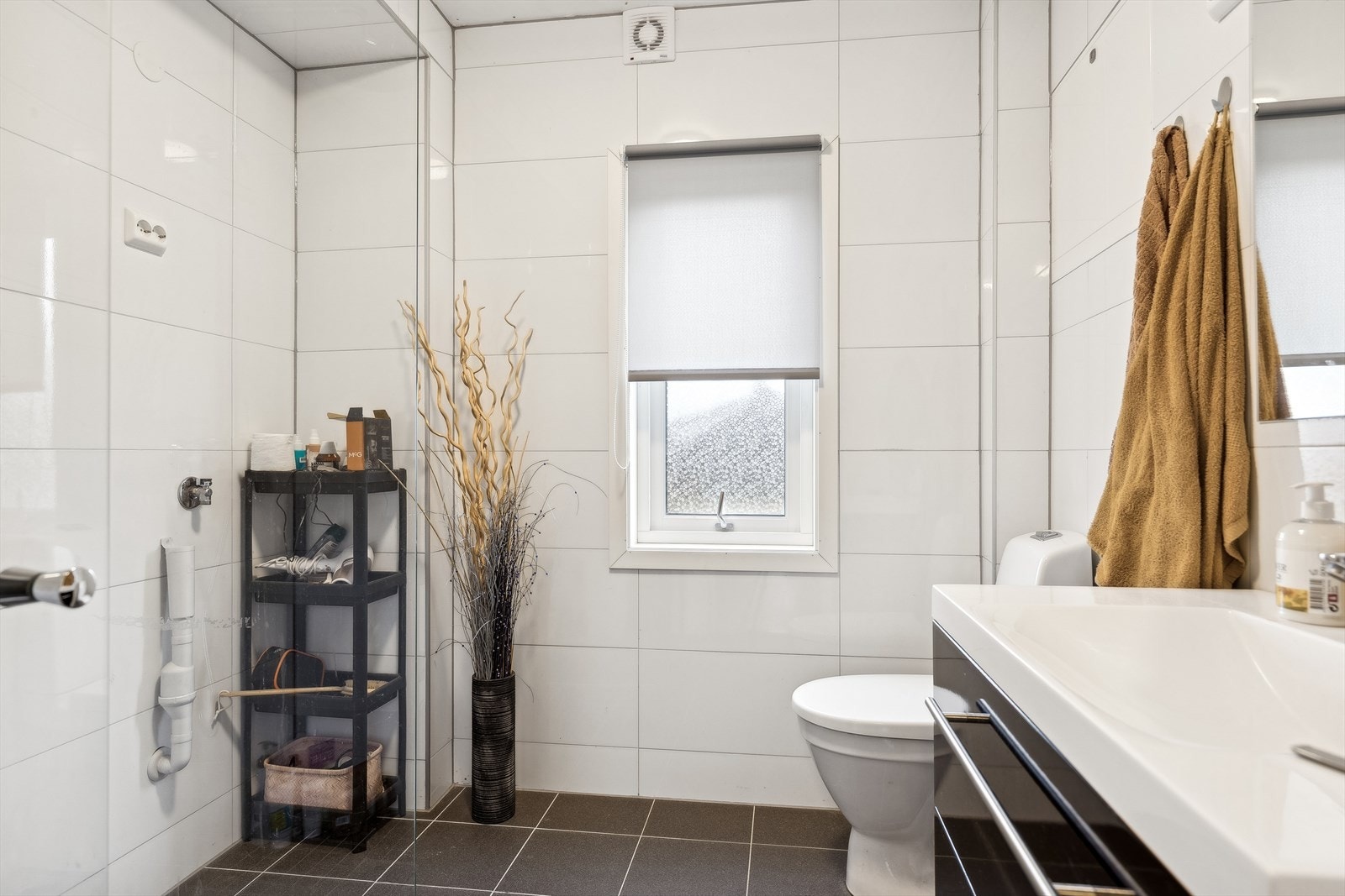 Baderom 2. etasje er innredet med toalett, dusjhjørne, servant med møbel, samt opplegg for vaskemaskin. Galleribilde