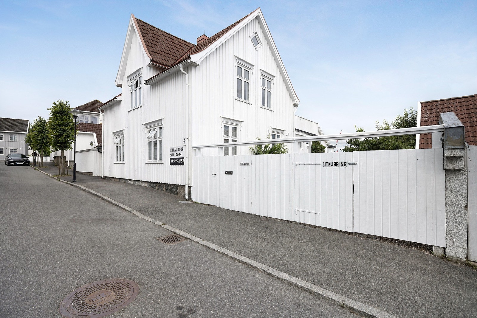 Innkjøring til egen gårdsplass. Lun og godt skjermet eiendom. Galleribilde