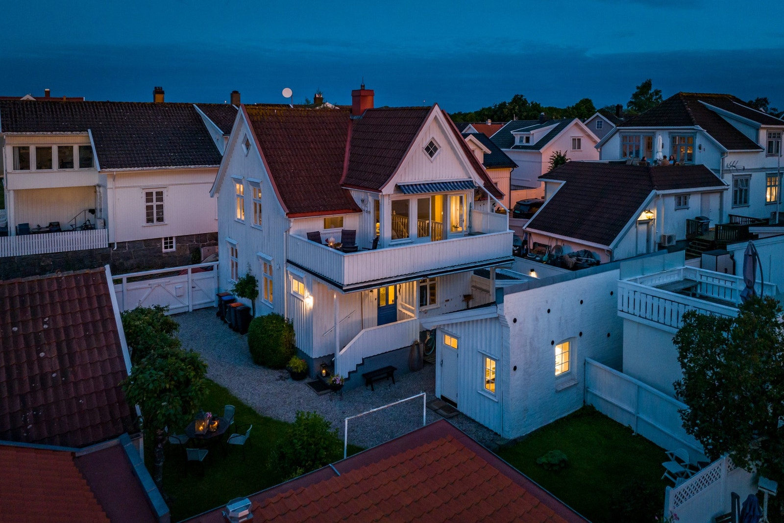 Her får du " hus - hytte & paradis i ett". Det er boplikt i denne delen av Stavern. Galleribilde