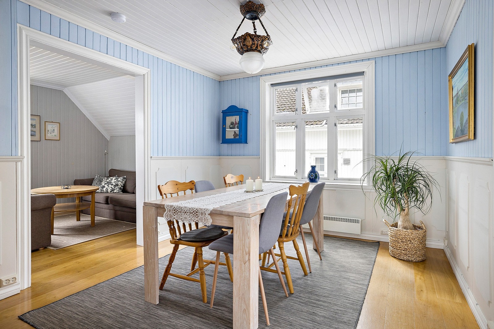 I spisestuen er det utmerket plass til å samle venner og familie til hyggelige måltider, og nærheten til kjøkkenet gjør serveringen enkel. Galleribilde