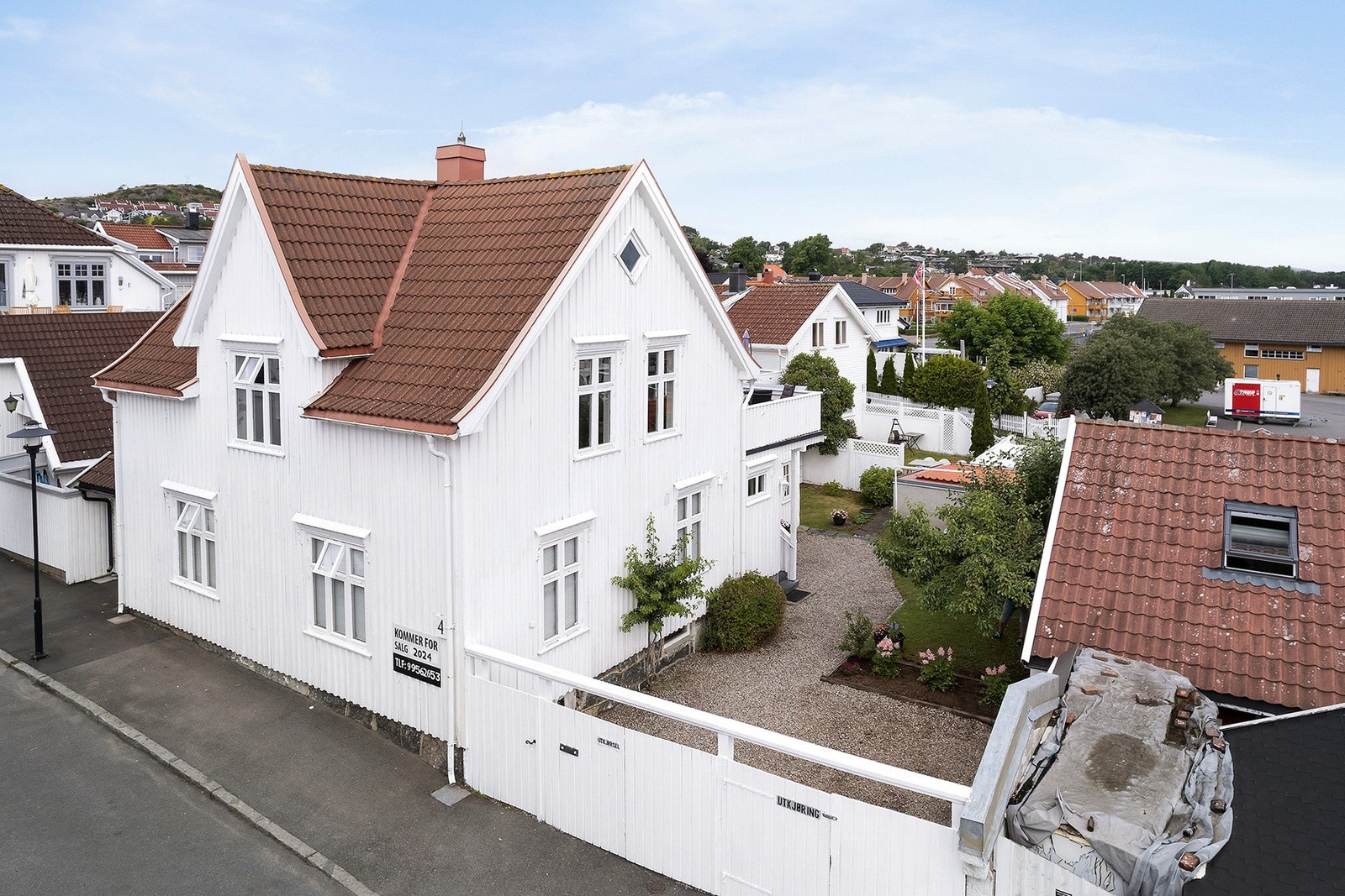 En stor fordel med denne eiendommen er at man har egen gårdsplass med plass til flere biler. Galleribilde