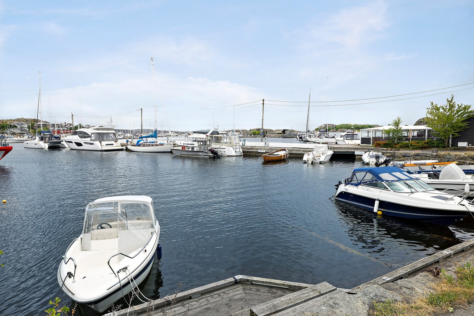 Båtplass nr 21 følger med eiendommen. Det er ca 40 meter i luftlinje fra eiendommen. Galleribilde