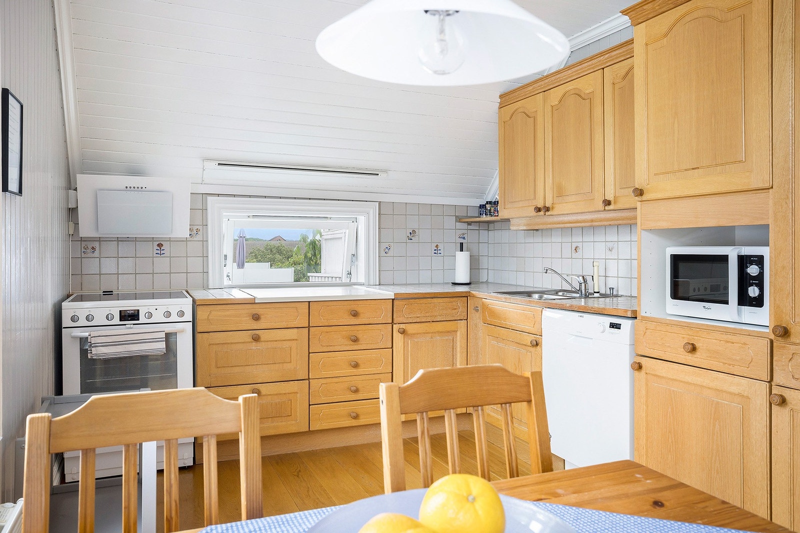 På kjøkkenet er det også et eget spiskammers, som er perfekt for oppbevaring av mat og ekstra kjøleskap/fryser etc. Galleribilde