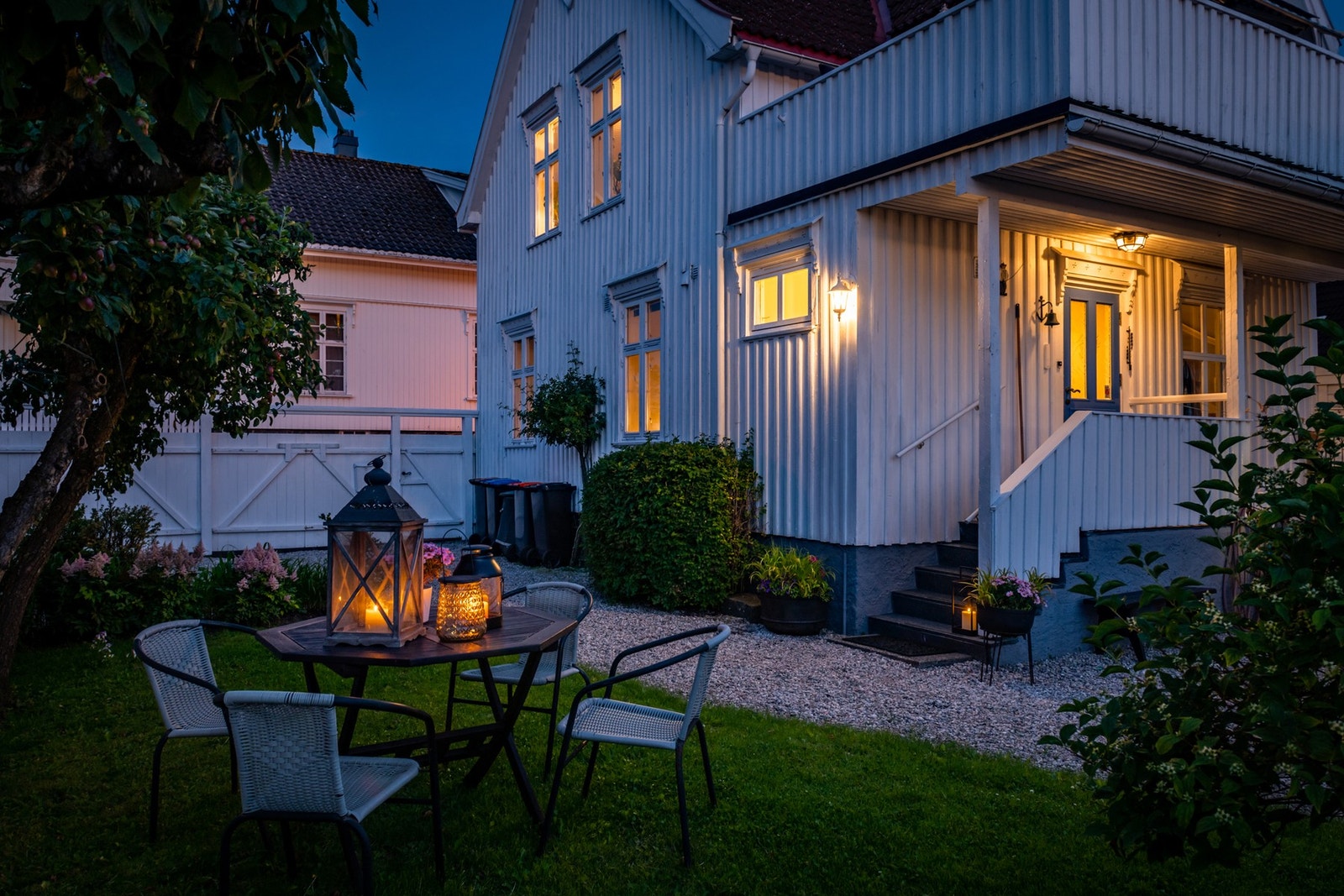 Eneboligen har også en koselig og lun hage med gårdsplass. Galleribilde
