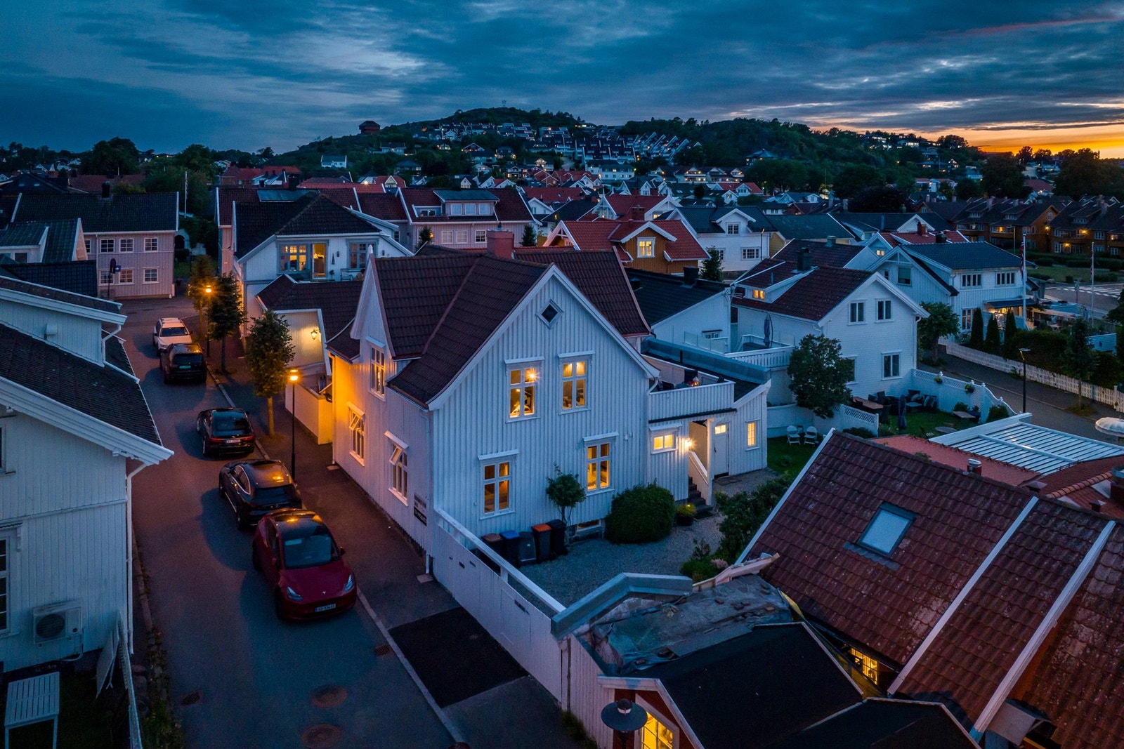 Dette er definisjonen på en trivelig eiendom. Både utvendig, hage, gårdsplass og omgivelsene er trivelige her. Galleribilde