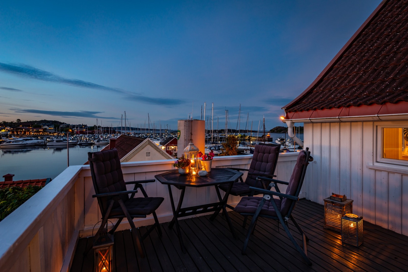 Tenk deg å sitte her med venner, familie en god bok og et glass vin.... Her er det aldeles nydelige solforhold i tillegg til denne magiske utsikten og hele Staverns indrefilet! Galleribilde