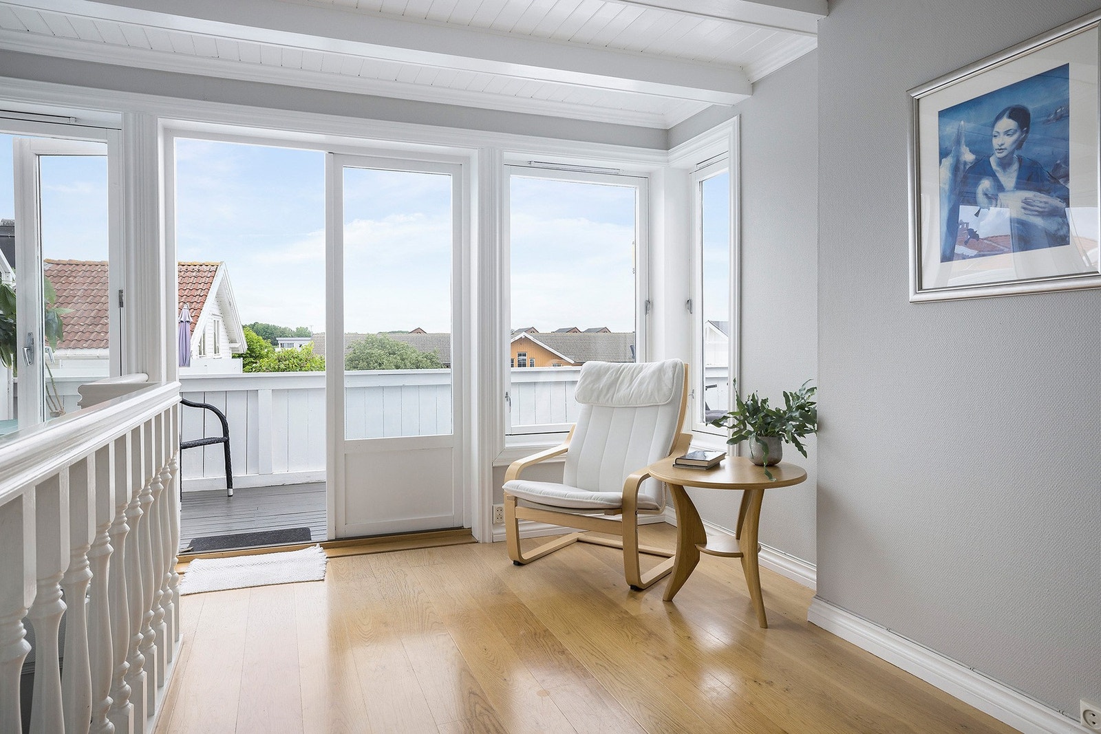 Lys å trivelig stuedel med utgang til eiendommens stolthet " den magiske uteplassen". Galleribilde