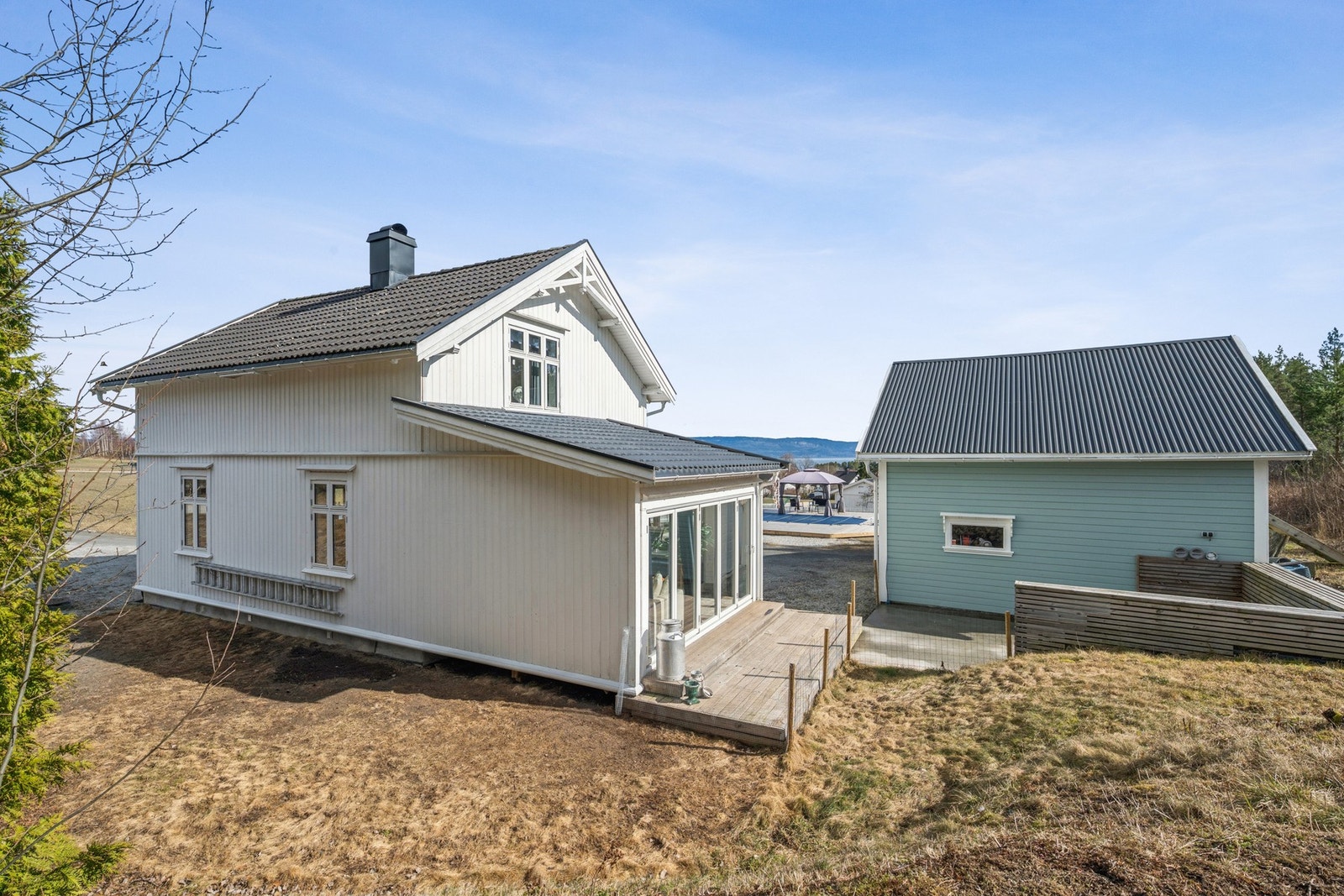 Platting ved garasjen - mye brukt i grillsesongen Galleribilde