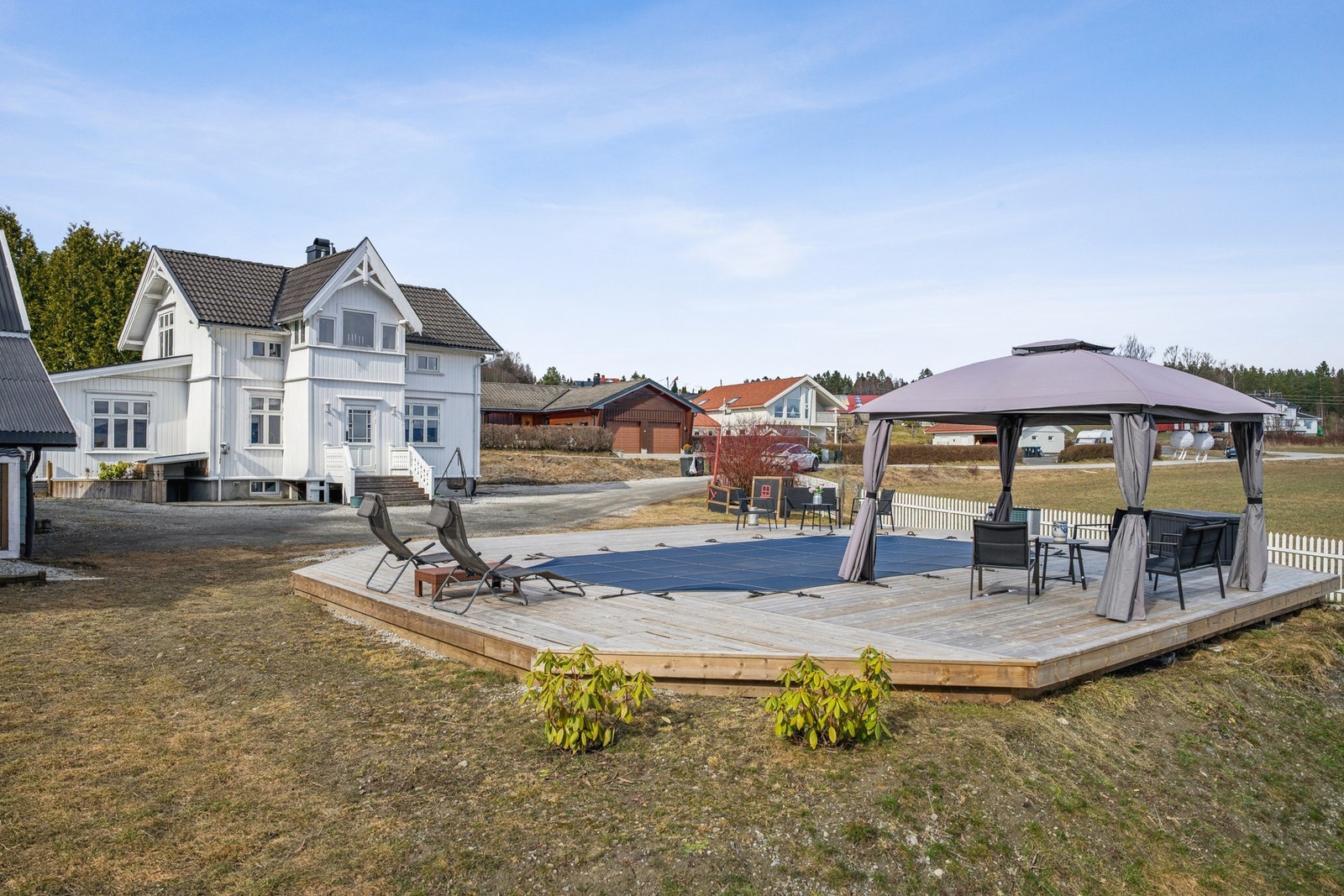 Hage med basseng Galleribilde