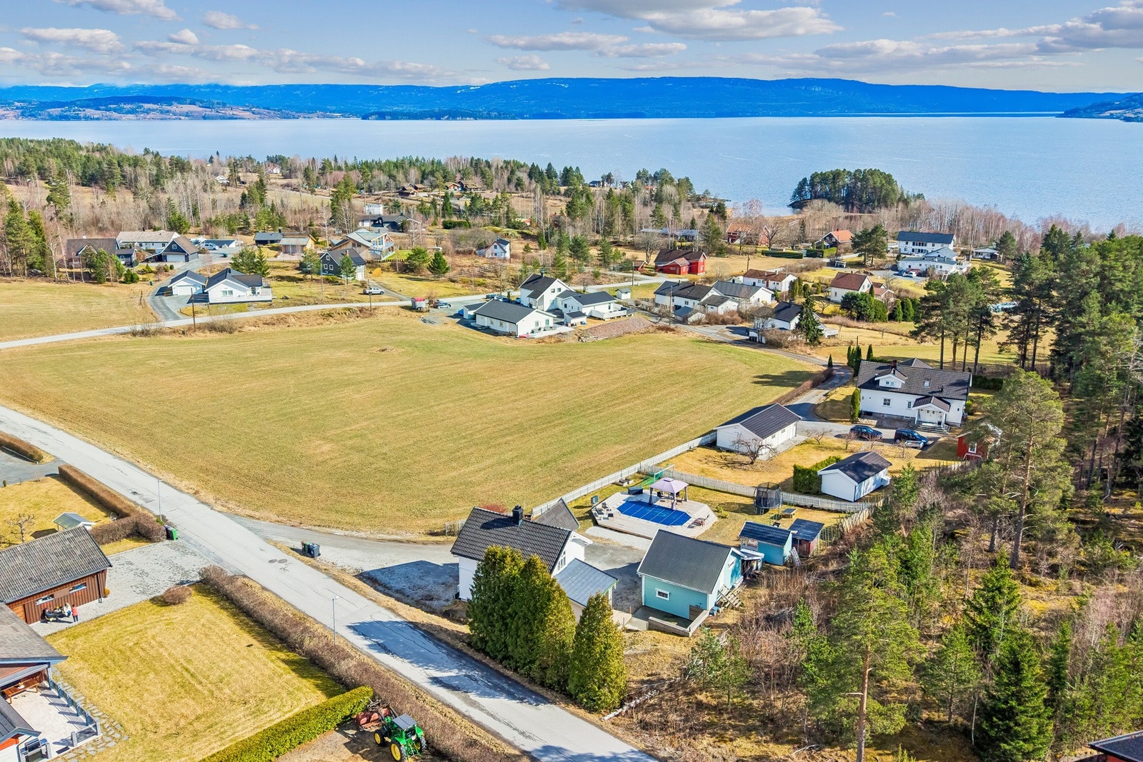 Oversiktsbilde med Tyrifjorden i bakgrunnen Galleribilde