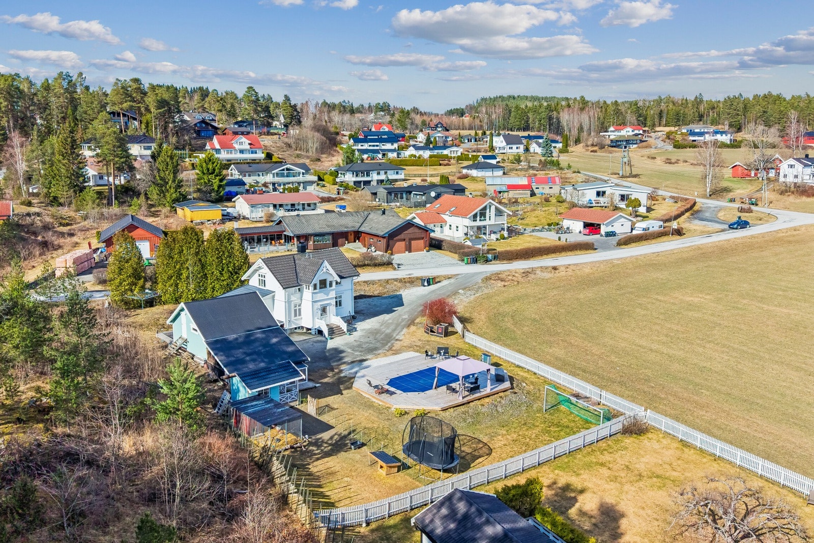 Eiendommen ligger i utkanten av et byggefelt perfekt for småbarnsfamilier Galleribilde