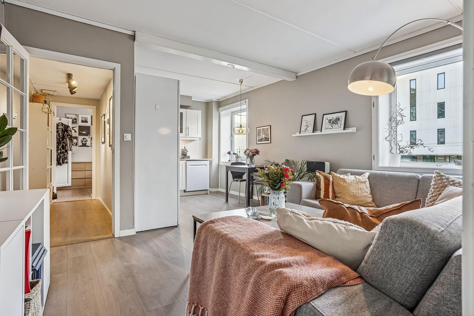 Åpen stue- og kjøkkenløsning. Galleribilde