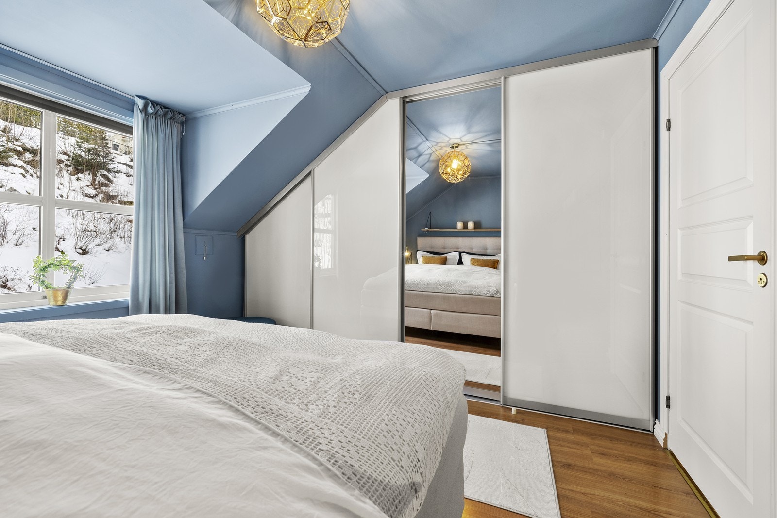 En romslig, plassbygd skyvedørsgarderobe gir rikelig med oppbevaringsplass. Galleribilde