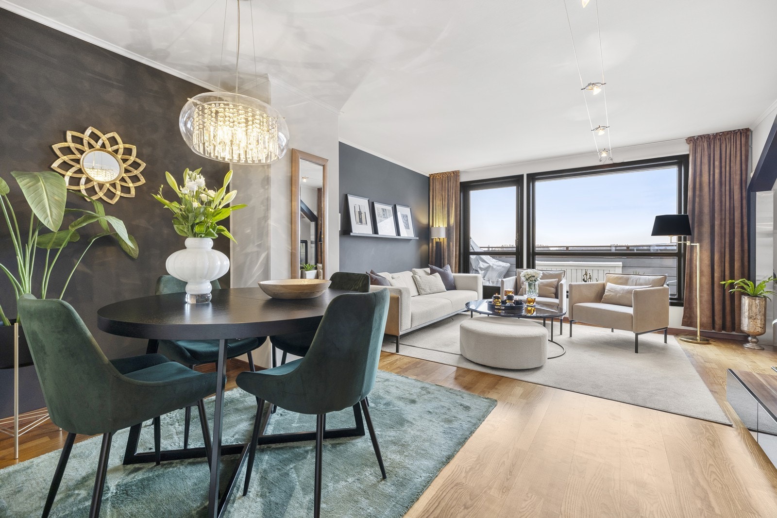 Den romslige stuen har parkett på gulvet og god plass til både sofagruppe og en egen spiseplass. Galleribilde