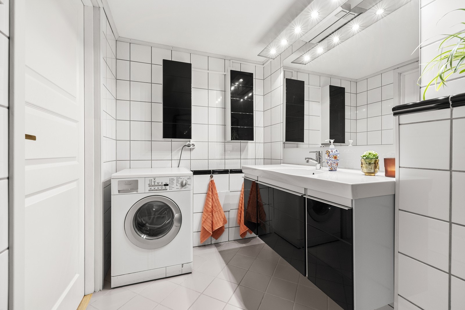 Badet har opplegg for vaskemaskin og god oppbevaring i innredningen. Galleribilde