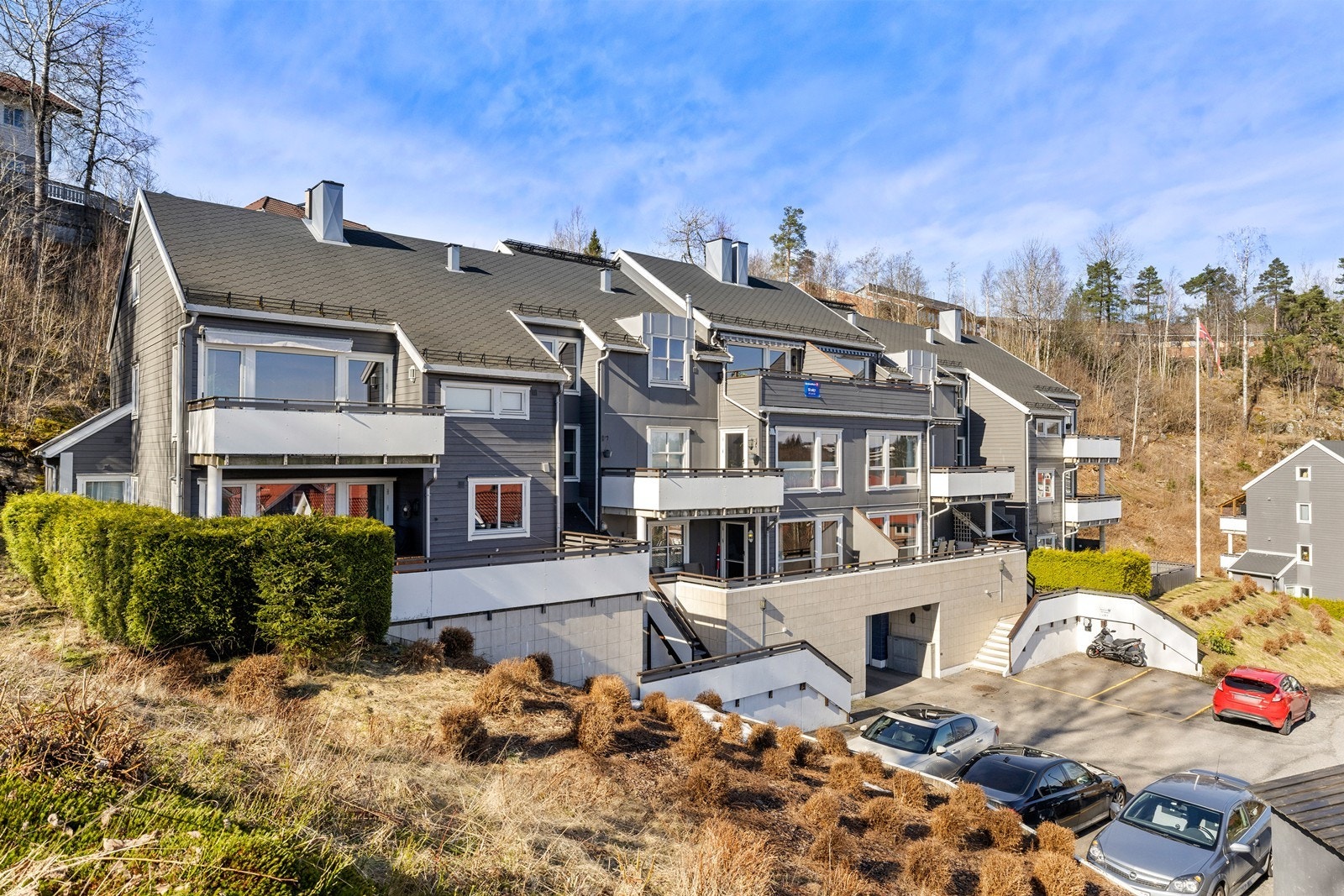 Leiligheten ligger i en lavblokk fra 2001 i det etablerte og familievennlige boligområdet Branåsen. Velkommen til visning! Galleribilde