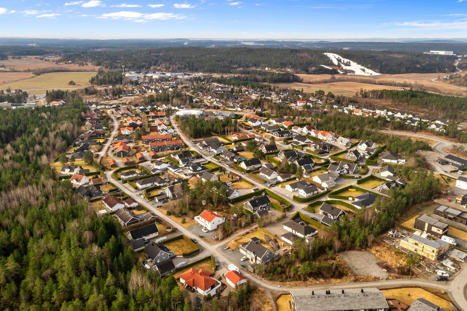 Middagsåsen skisenter med alpine aktiviteter for store og små ligger bare en drøy kilometer unna. Mørk golfbane ligger ca. 10 minutter unna med bilen. Galleribilde