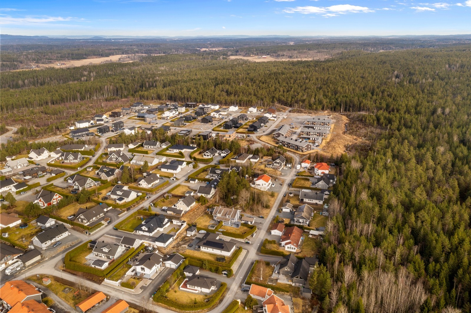 Et luftig og åpent boligområde med umiddelbar nærhet til store skogs- og turområder. Galleribilde