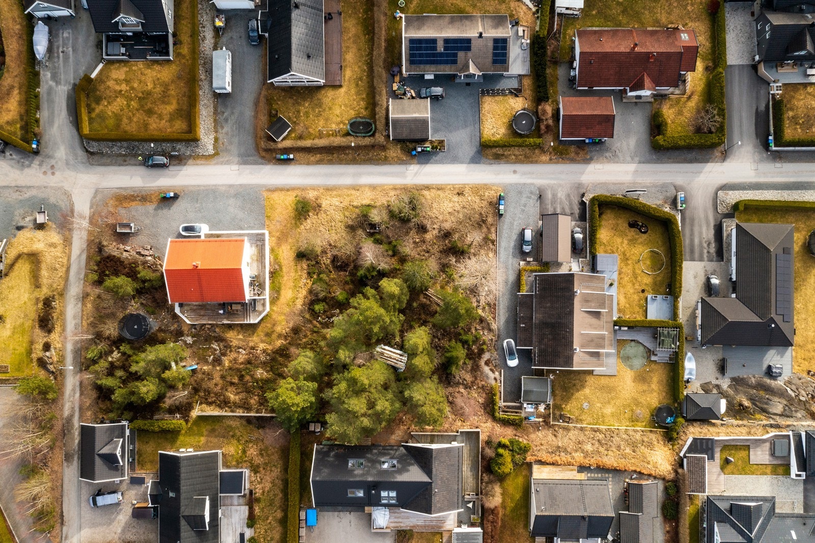 Tomten sett ovenfra, som tydelig viser eiendommens form og avgrensning mot naboer og vei. Galleribilde