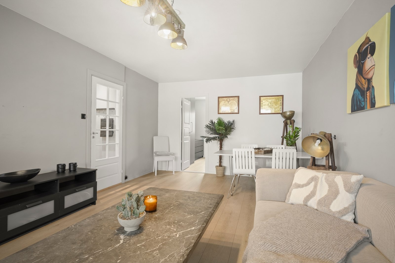 Stue med god romfølelse og naturlig inndeling mellom oppholds- og spiseplass. Galleribilde