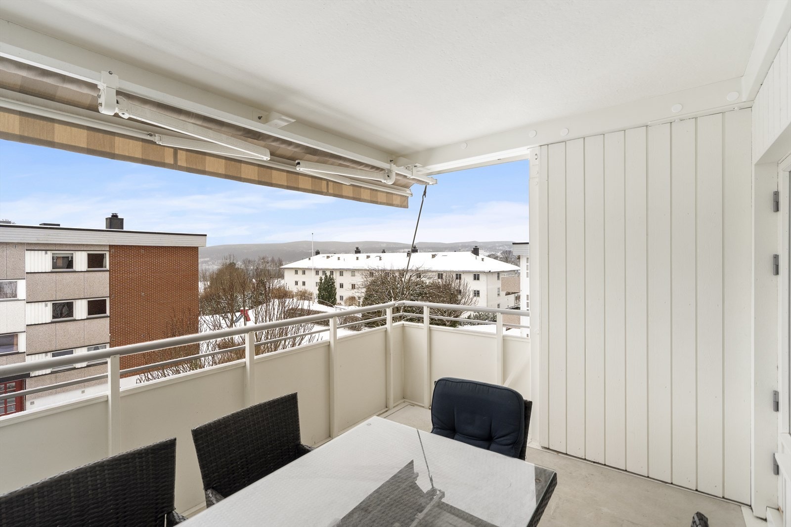 Overbygget balkong med markise - lun og skjermet uteplass. Galleribilde