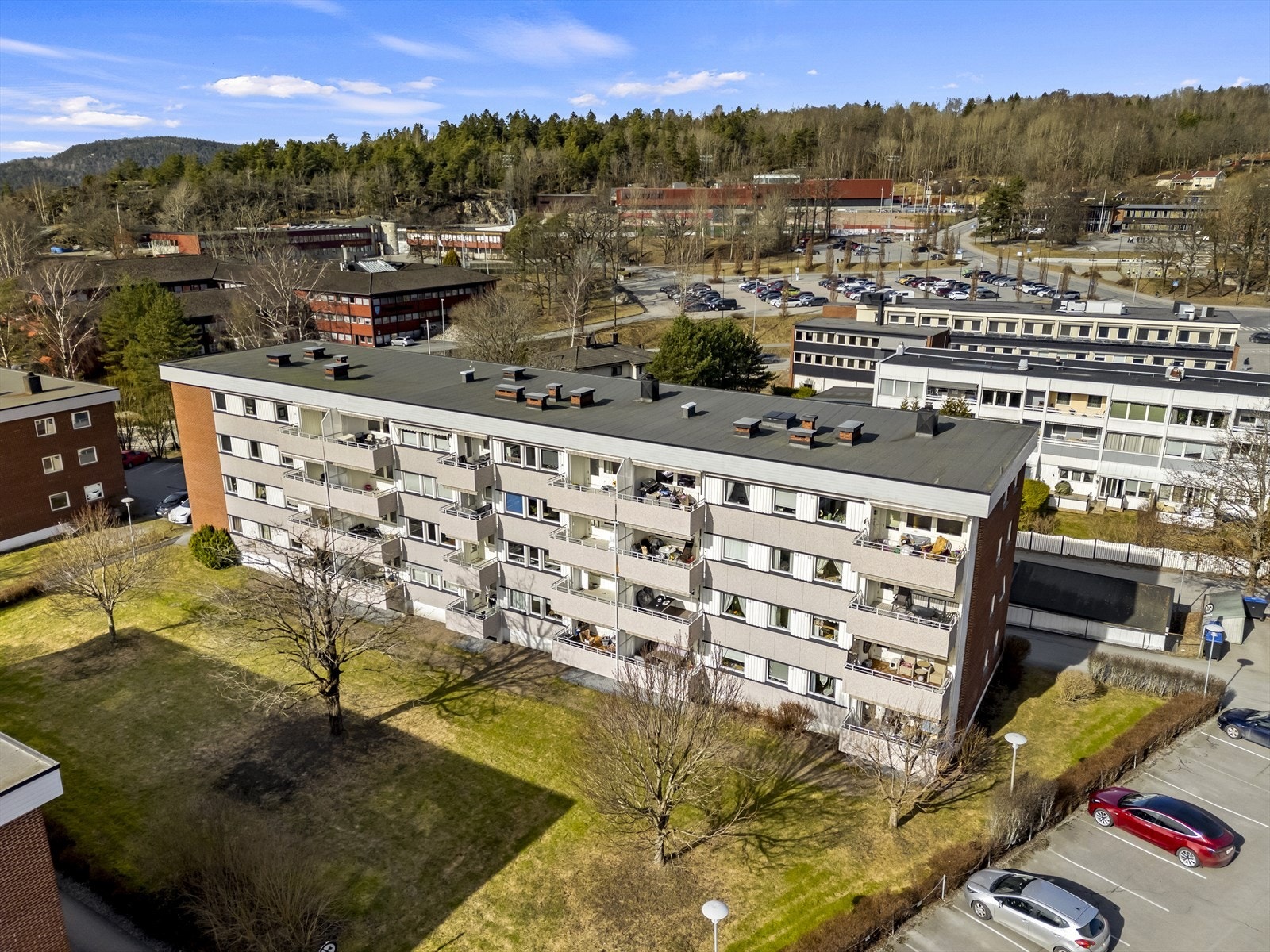 Parkering på borettslagets område. Ny eier kan søke om tildeling av parkeringsplass eller garasje. Galleribilde