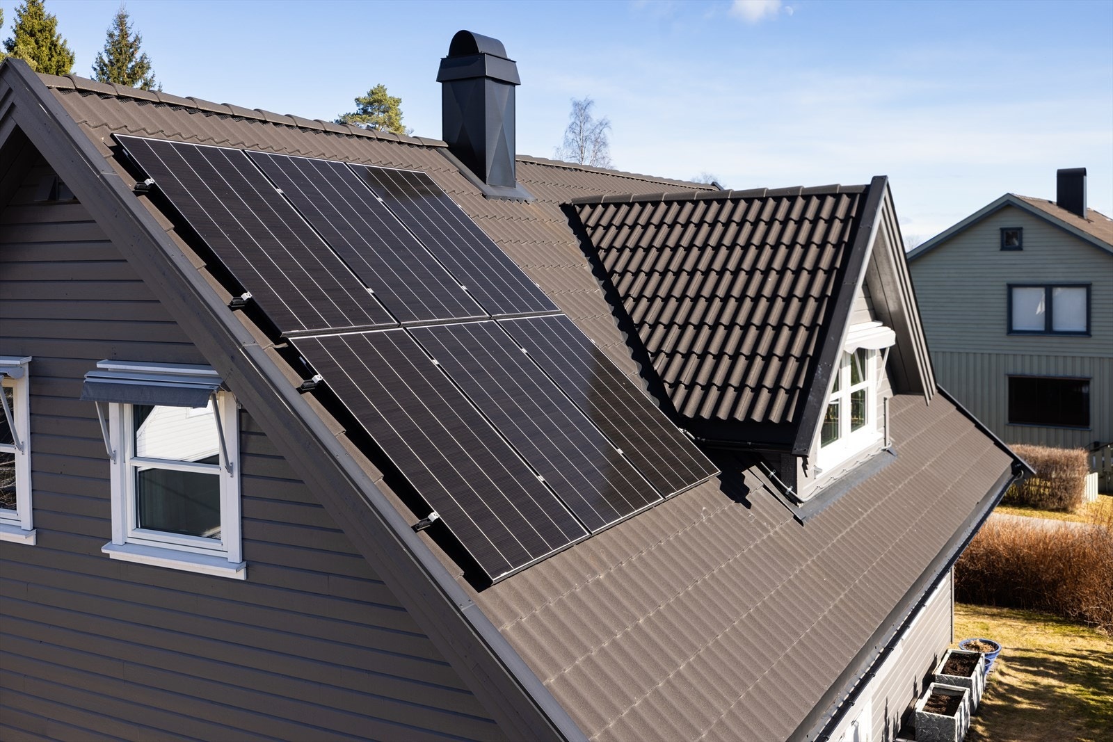 Det er montert solcellepanel som generer ca 4400 kWh årlig. Galleribilde