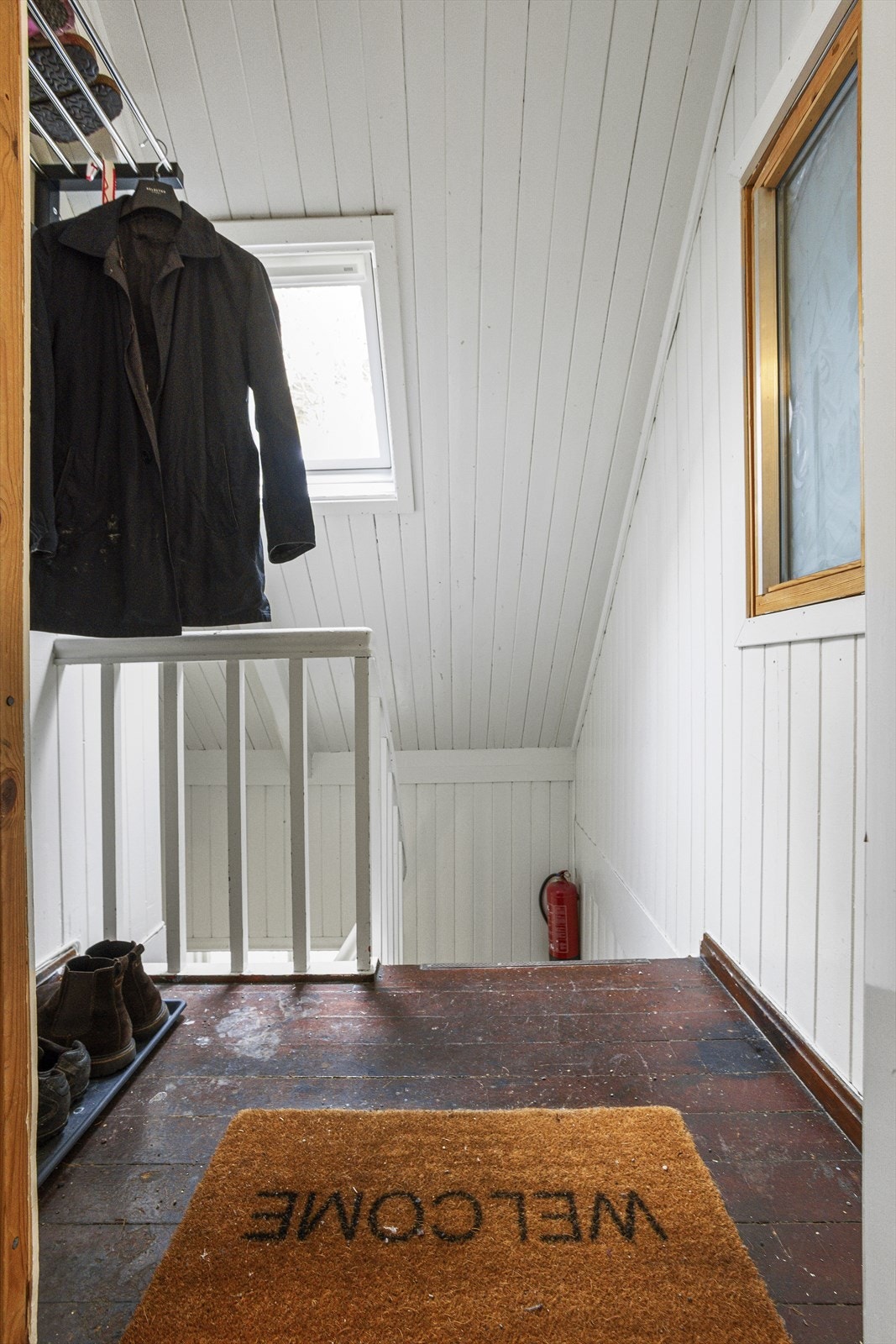 Velkommen inn. Entre og trappegang i loftsetasjen. Galleribilde