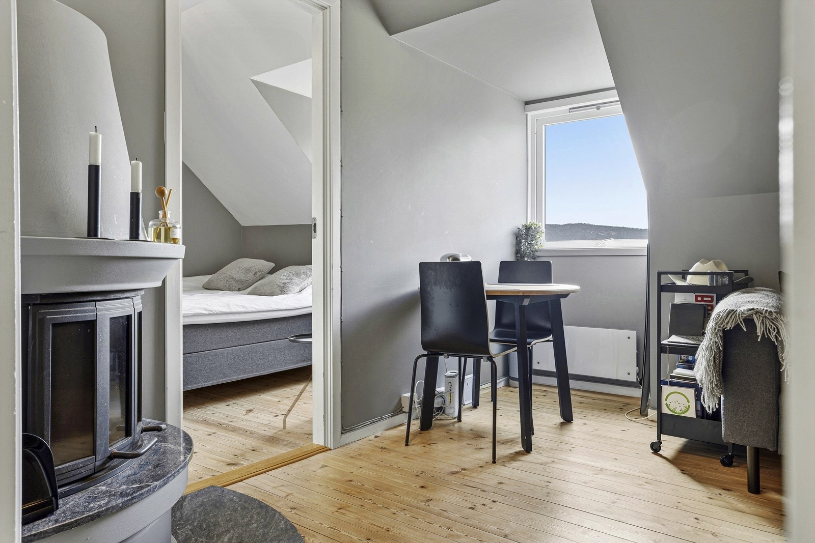 Plass til et lite spisebord ved vinduet. Her kan kaffen nytes! Galleribilde