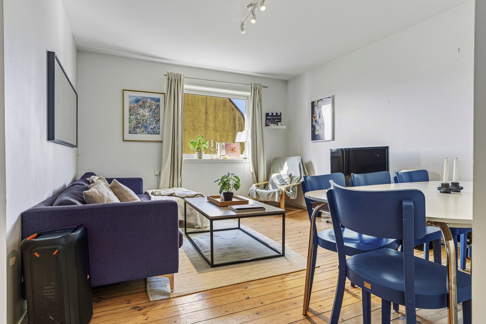 Stuen i 2. etasje er boligens naturlige, sosiale samlingspunkt. Her får du et lyst og hyggelig rom. Galleribilde