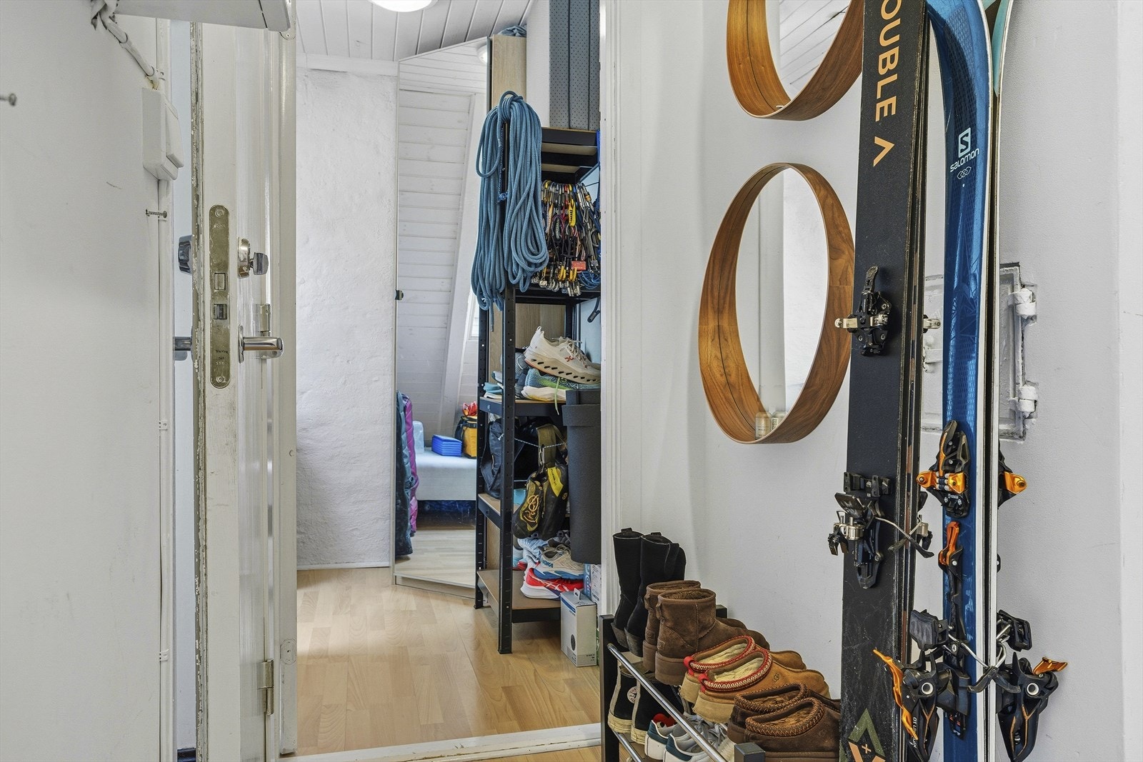 Gang med god plass til skohyller og oppbevaring. Galleribilde