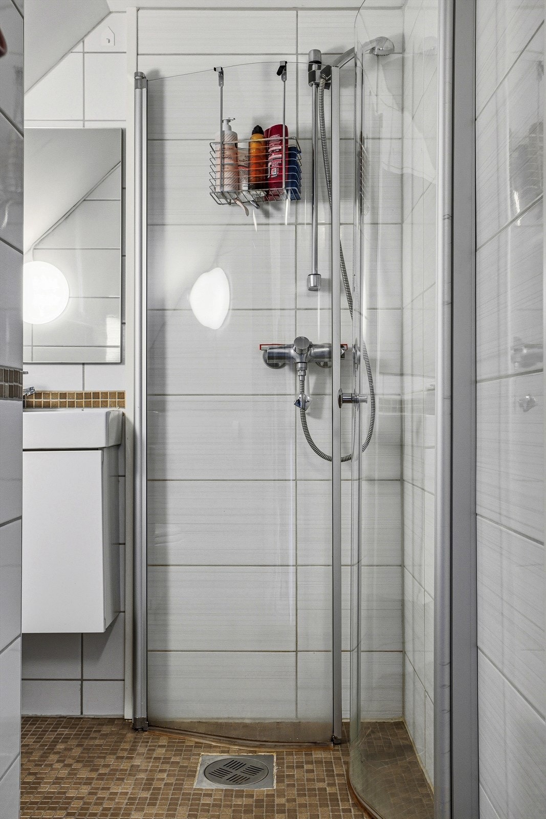 Praktisk, flislagt bad i leilighetens loft etg. Deler av badet er opprinngelig byggemeldt som tørkeloft. Galleribilde