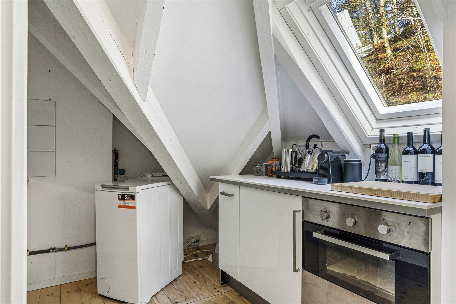 Kjøkkenet er innredet med steikeovn og platetopp. Galleribilde