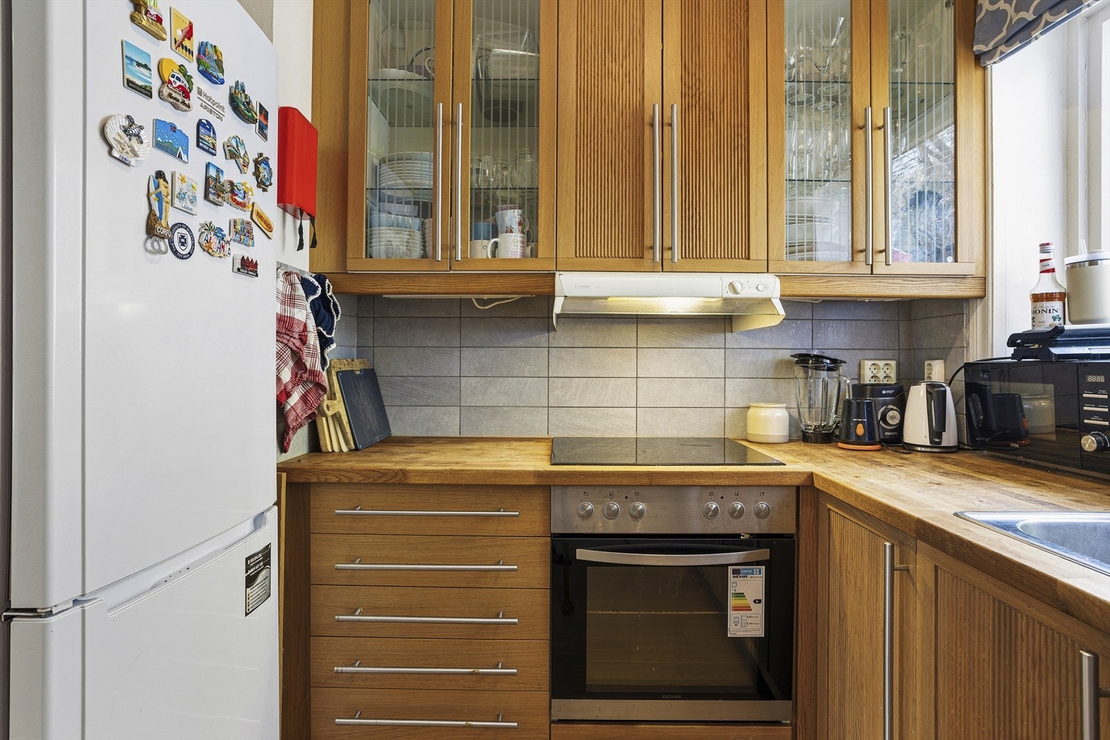 Kjøkkenet har profilerte fronter, benkeplate av heltre, dobbel stålvask og er innredet med opplegg for oppvaskmaskin, steikeovn, platetopp og plass til vaskemaskin. Galleribilde