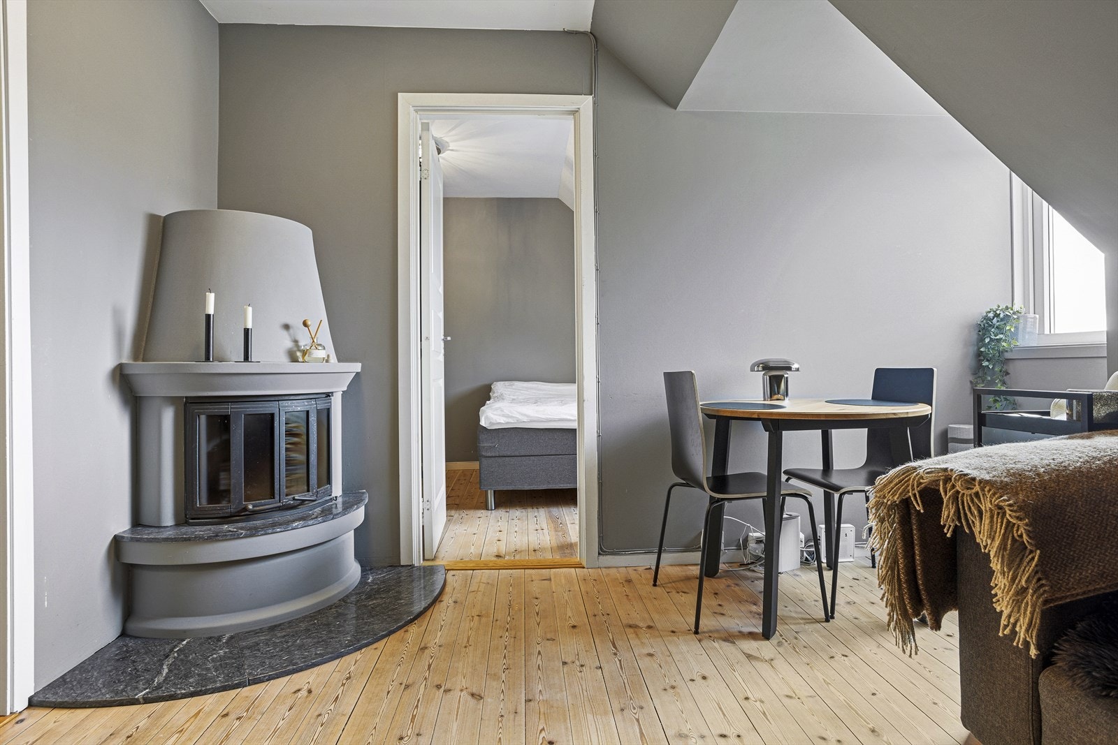 Stuen i loft etg. er innredet med peis som gir ekstra varme og hygge på kalde vinterdager. Galleribilde