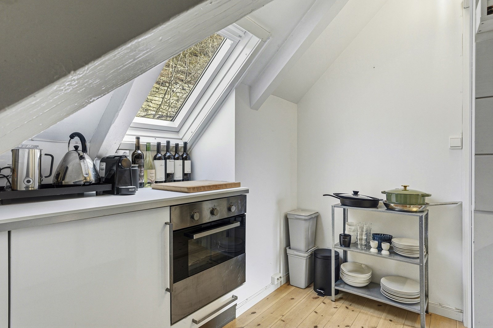 Denne etasjen har et praktisk separat kjøkken (Opprinnelig byggemeldt som tørkeloft). Galleribilde