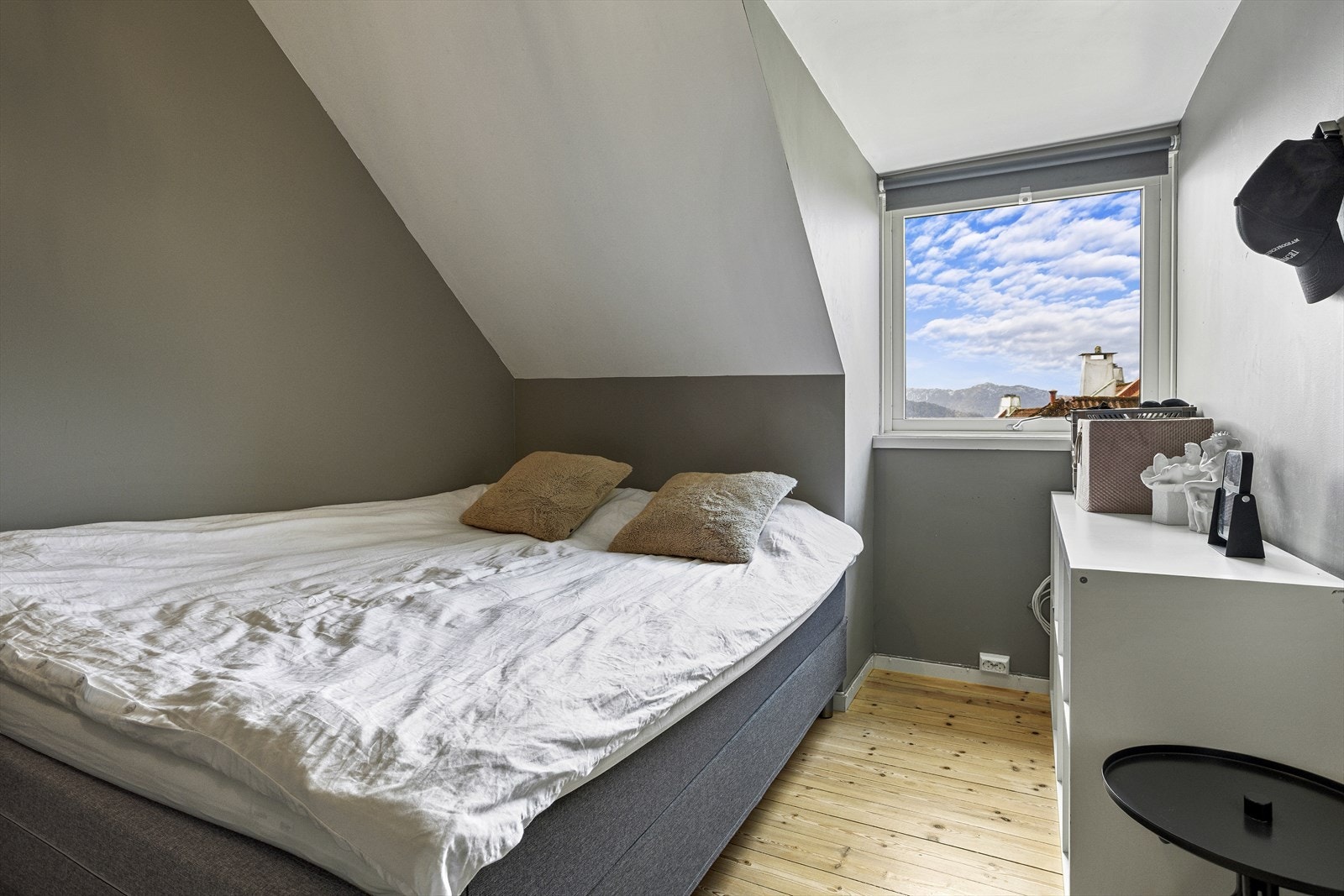 Soverom i loft etg. med nydelig utsikt. God plass til seng, kommode og skrivebord. Galleribilde
