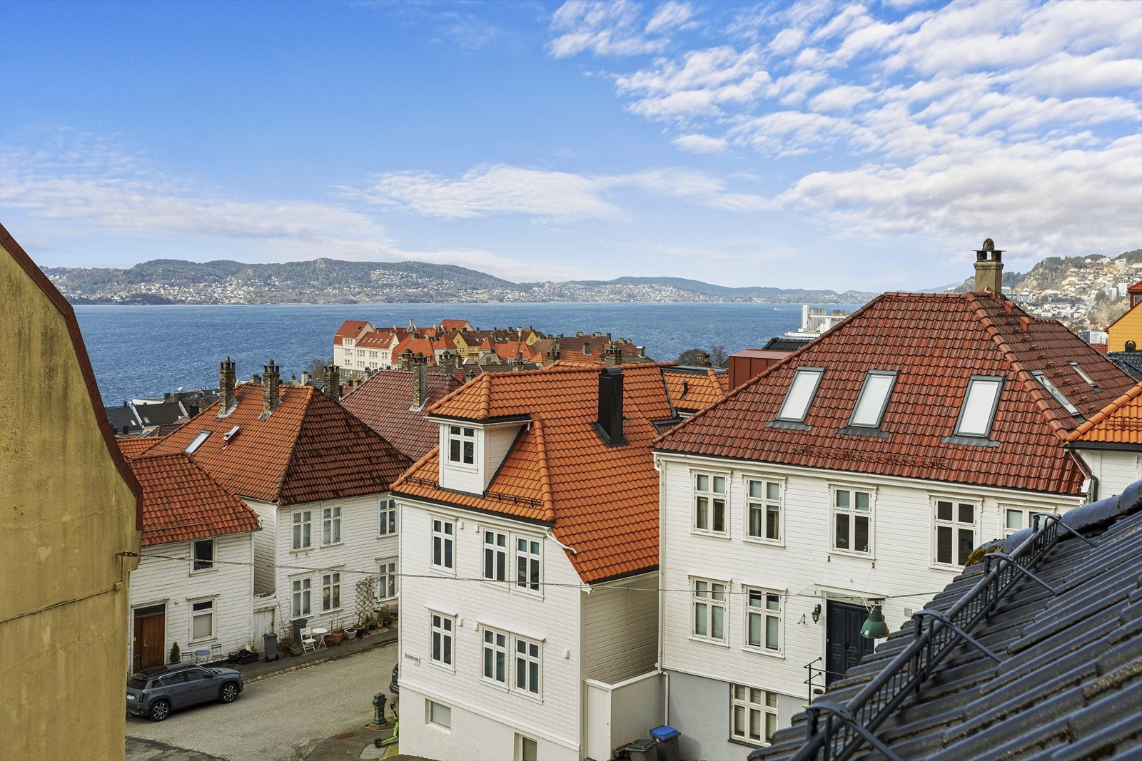Dagligvarehandelen kan enkelt gjøres på Joker Sandviken, som ligger kun 2 minutters gange unna. Søndagsåpen butikk i Bunnpris Mulen eller ferskvaredisk på Støletorget er også bare noen få minutter unna. Galleribilde