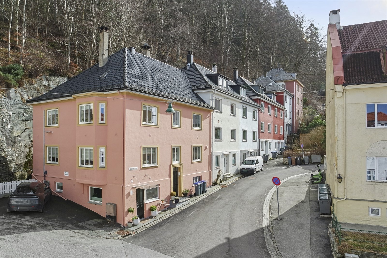 Dette området kombinerer det beste av byliv og naturopplevelser, og passer perfekt for deg som ønsker en praktisk og komfortabel hverdag med alt du trenger i nærheten. Galleribilde