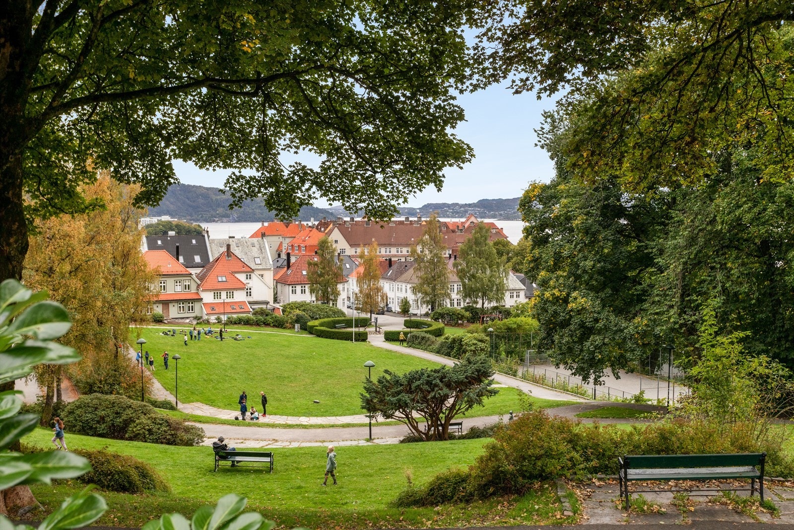 Det er flere parker med yrende liv i nabolaget. Nærmeste park er Fredens bolig 200 meter fra bygget. Her er bilde fra Meyermarken. Galleribilde
