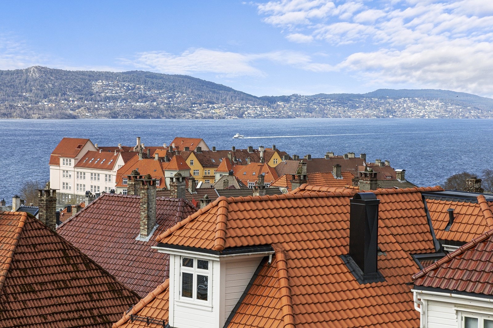 Karl Filip Kjørstad Falch og Frida Osberg v/DNB Eiendom har gleden av å presentere Breistølsveien 24! Utsiktsbilde fra øverste etasje Galleribilde