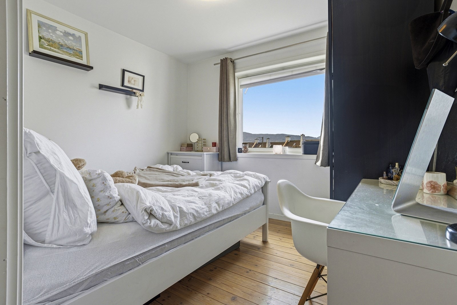 Det er 2 romslige soverom i 2. etasje. Her fra soverom 1. Galleribilde