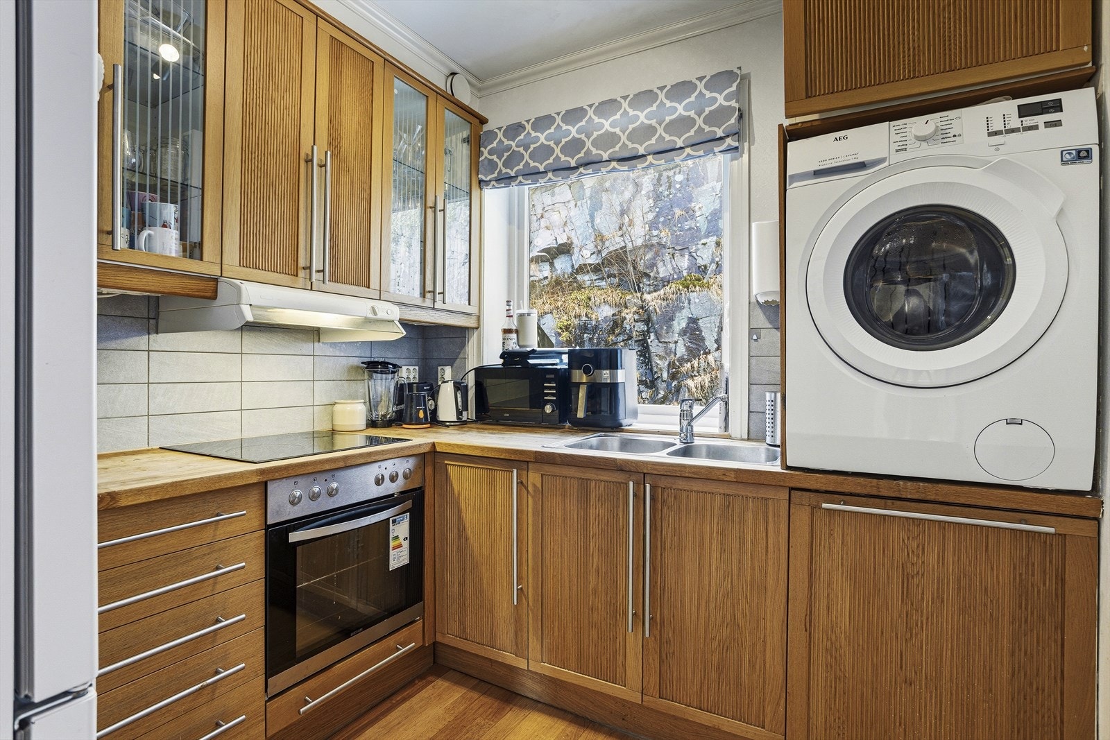 Kjøkkenet byr på god oppbevaringsmuligheter i skuffer og skap. Praktisk innredning med vaskemaskin i høyskap. Galleribilde