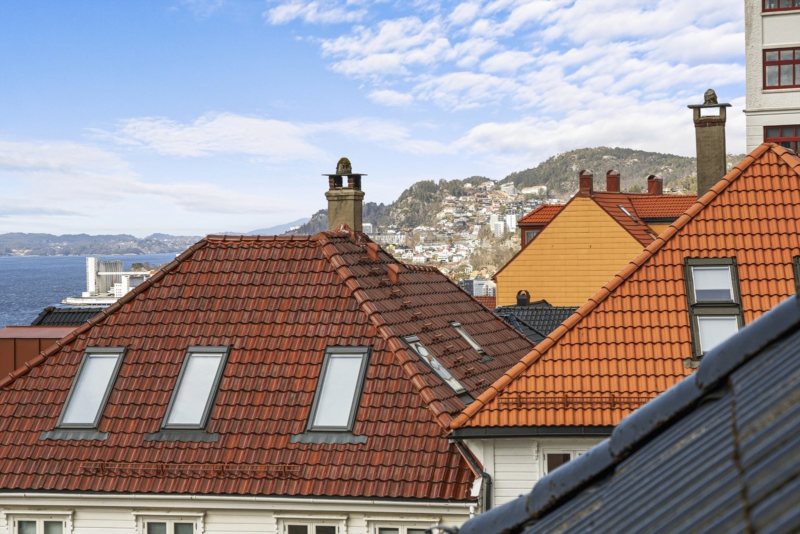 Breistølsveien 24 ligger i et attraktivt område i Bergenhus bydel Sandviken, med nærhet til både byliv og flotte rekreasjonsmuligheter. For de som ønsker å utforske naturen ligger leiligheten bare noen få meter fra Fjellveien. Galleribilde